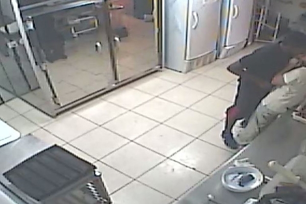 Assaltante amarra jovem nua e obriga outra a beij�-lo em lanchonete