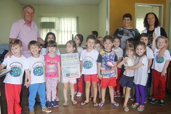 Alunos da creche Mundo Feliz visitam redação do Cruzeiro do Vale