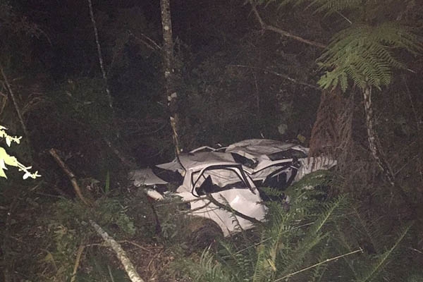 Ao menos tr�s homens morrem em BRs na noite de domingo em SC