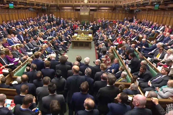 Parlamento britnico aprova antecipao das eleies