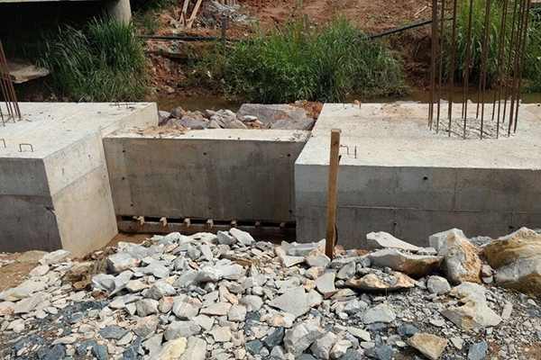 Vereadora pede informações sobre pilares da ponte do Ribeirão Belchior