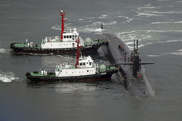 Submarino americano com msseis guiados chega  Coreia do Sul
