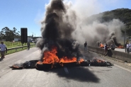 Pescadores fazem protesto e bloqueiam a BR-101 em Itaja�