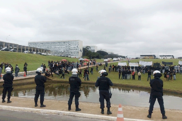 Contra reforma da Previdncia, agentes penitencirios protestam em frente ao Congresso