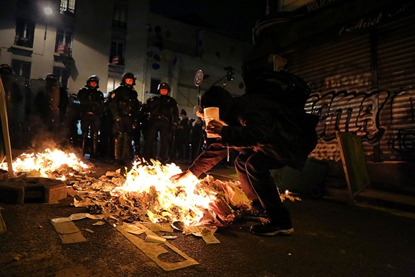 Polcia de Paris prende quase 150 por protestos aps eleio francesa