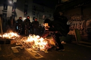 Polcia de Paris prende quase 150 por protestos aps eleio francesa
