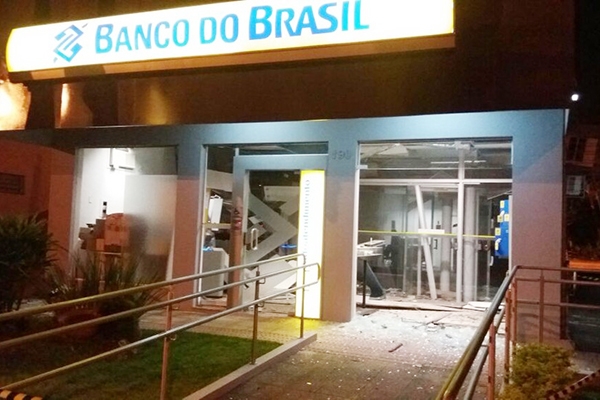 Duas ag�ncias banc�ria s�o alvo de criminosos e caixas eletr�nicos s�o explodidos em Rio dos Cedros