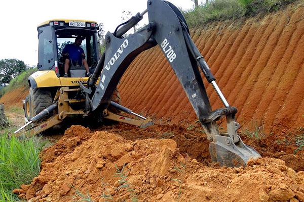 Implanta��o de nova tubula��o promete melhorar fornecimento de �gua em rua do Santa Terezinha