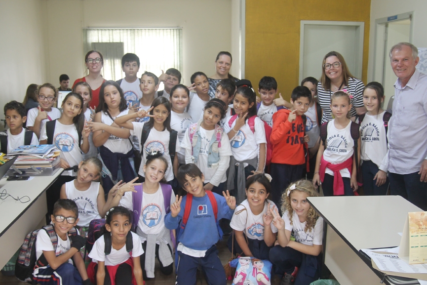 Alunos da Escola Ang�lica Costa conhecem a reda��o do Cruzeiro do Vale