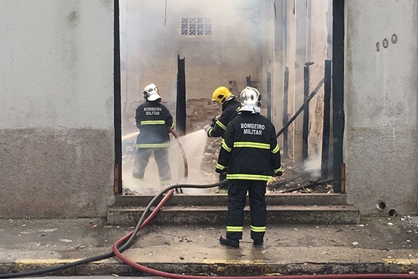 Dep�sito de m�veis de I�ara pega fogo e corpo � encontrado no galp�o