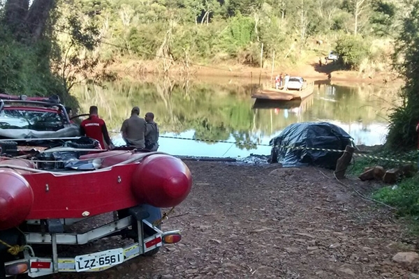 Carro cai em rio, homem se salva, mas � baleado ao procurar socorro