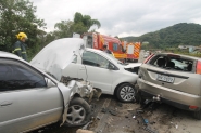 Dois homens ficam feridos em acidente entre três carros na BR-470, em Gaspar