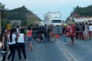 Moradores do Sert�o Verde fazem manifesta��o e fecham BR-470, em Gaspar