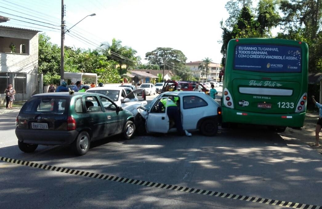 Três carros e um ônibus colidem no bairro Figueira, em Gaspar