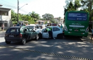 Tr�s carros e um �nibus colidem no bairro Figueira, em Gaspar