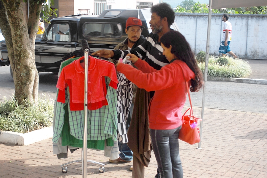 CDL realiza projeto 'Cabide Solid�rio' no Centro de Gaspar