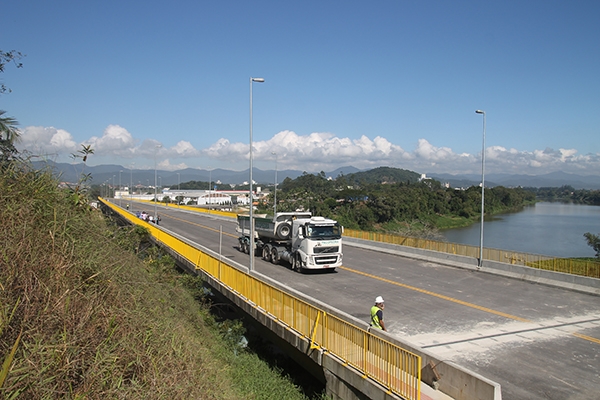 Teste de carga � feito na Ponte do Vale, em Gaspar
