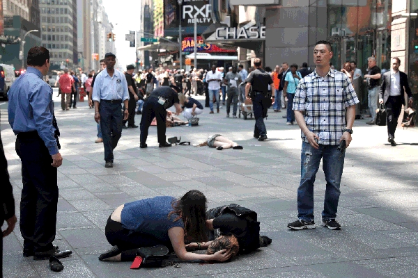 Carro em alta velocidade atinge pedestres na Times Square e deixa um morto