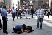 Carro em alta velocidade atinge pedestres na Times Square e deixa um morto