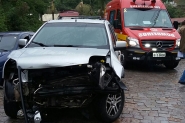 Dois carros se chocam na rua Frei Solano, no bairro Gasparinho