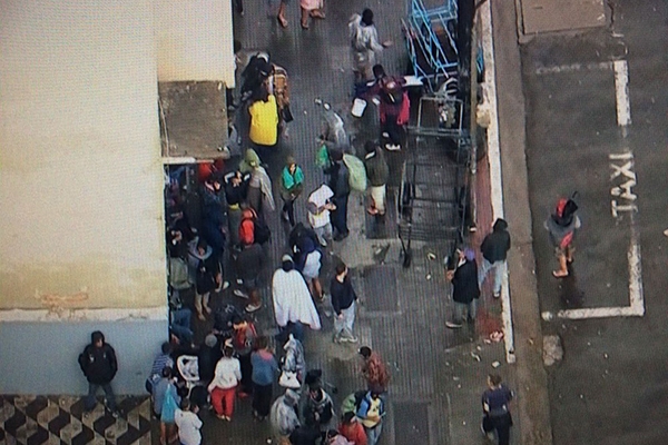 Usurios de drogas se dispersam pelo Centro aps ao policial na Cracolndia