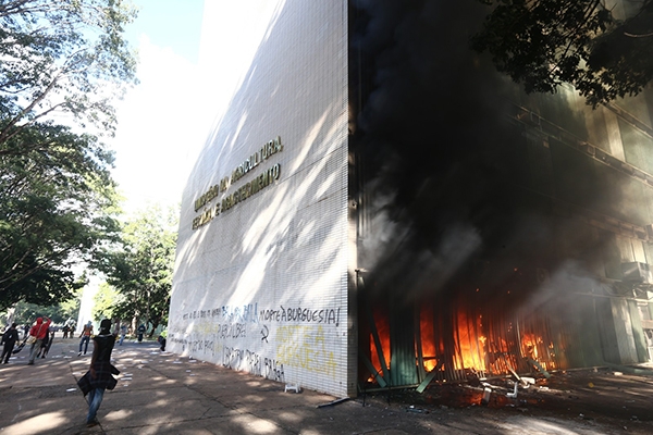 Temer aciona tropas federais para proteger Planalto e ministrios aps vandalismo, anuncia Jungmann