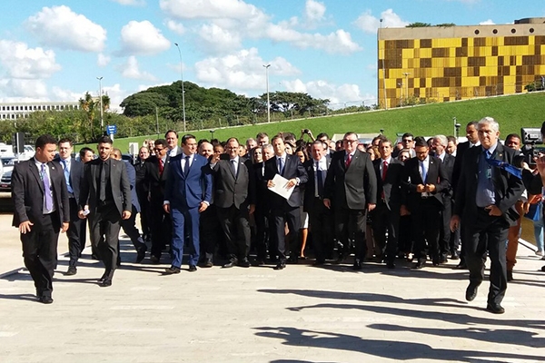 OAB entrega  Cmara pedido de impeachment de Temer