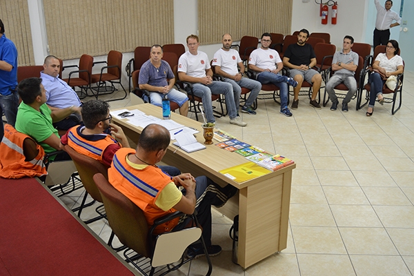 Volunt�rios da Defesa Civil  passam por capacita��o