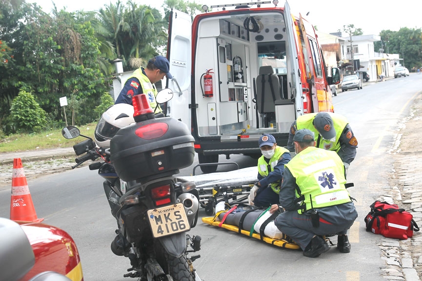 Motociclista se envolve em acidente no bairro Margem Esquerda, em Gaspar