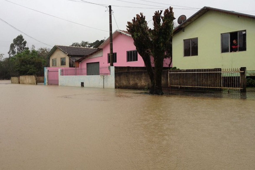 Chuva deixa 220 pessoas desalojadas em Santa Catarina