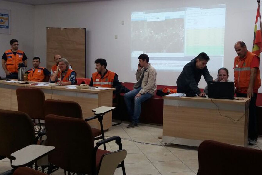 Defesa Civil de Gaspar monta central de atendimento e ativa abrigo preventivamente