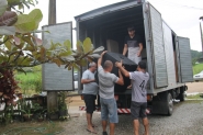 Fam�lia do bairro Figueira retira m�veis de casa devido aos alagamentos