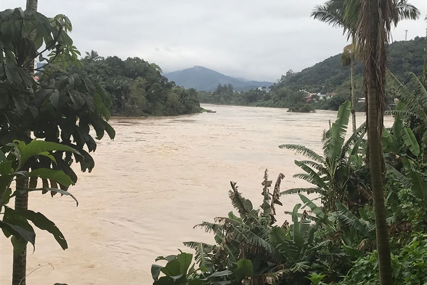 Rio atinge 6,02 metros e Gaspar entra em estado de alerta
