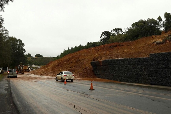 SC tem rodovias interditadas por causa da chuva nesta ter�a-feira