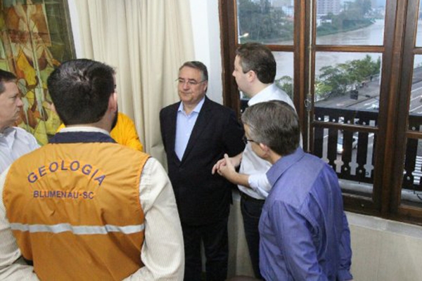 Colombo refor�a papel das barragens durante visita a Blumenau para avaliar efeitos da chuva