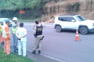 Queda de barreira interdita parcialmente BR-470 na entrada do Belchior, em Gaspar