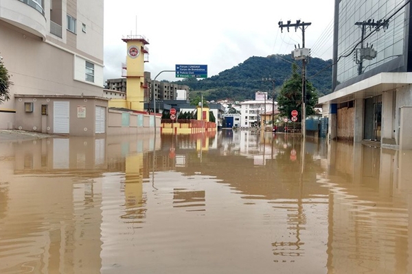 Rio do Sul e Lages est�o entre as cidades mais afetadas pela chuva