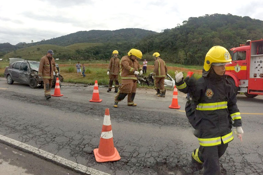 Colis�o entre dois carros mata uma pessoa na BR-470, em Ilhota