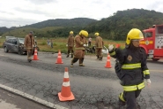 Colis�o entre dois carros mata uma pessoa na BR-470, em Ilhota