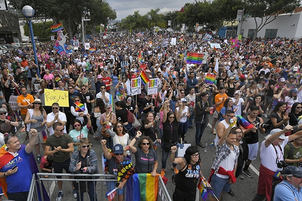 Marcha em defesa dos direitos da populao LGBT rene milhares de pessoas nos EUA