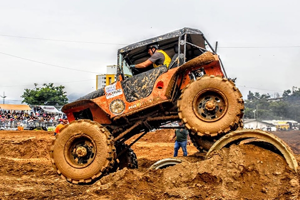 Programa��o da Fenajeep segue at� domingo em Brusque