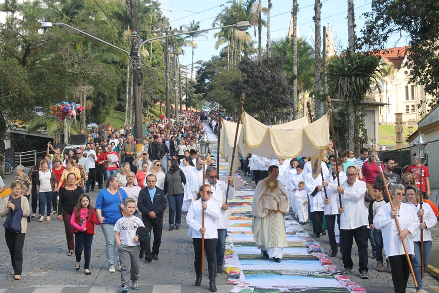 Fé e devoção na procissão de Corpus Christi em Gaspar