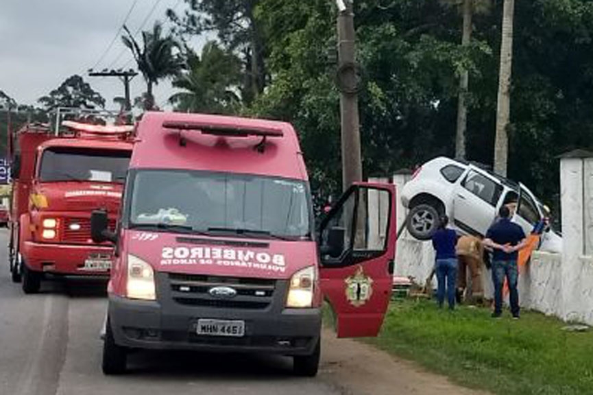 Motorista perde controle de carro e colide contra muro em Ilhota