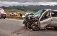Acidente entre quatro carros deixa dois feridos na BR-470, em Ilhota