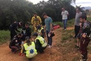 Helic�ptero Arcanjo atende acidente em pista de motocross em Gaspar