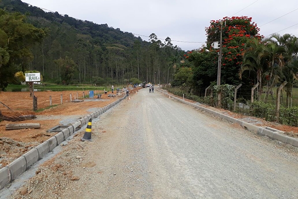 Avançam as obras de pavimentação da rua Artur Poffo, em Gaspar