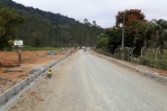 Avan�am as obras de pavimenta��o da rua Artur Poffo, em Gaspar