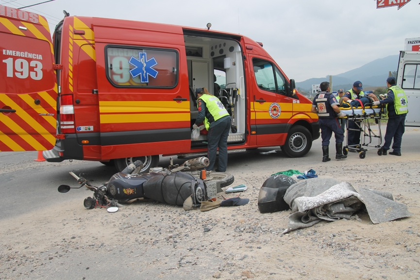 Acidente entre moto e caminhão deixa homem ferido na Rodovia Ivo Silveira