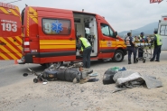 Acidente entre moto e caminh�o deixa homem ferido na Rodovia Ivo Silveira