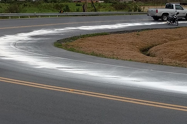 Motociclista fica ferida em acidente em cima da Ponte de Ilhota